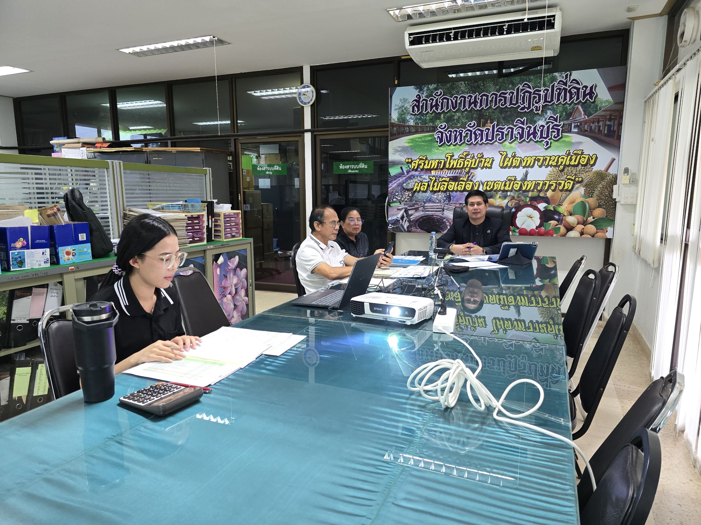 title - วันพุธที่ 19 สิงหาคม 2569 เวลา 09.00 น. นายวิทูล ประดิษฐบุญ ปฏิรูปที่ดินจังหวัดปราจีนบุรี พร้อมด้วย เจ้าหน้าที่ ส.ป.ก.ปราจีนบุรี เข้าร่วมการประชุม ติดตามผลการดำเนินงาน และการใช้จ่ายงบประมาณ ประจำปีงบประมาณ พ.ศ. 2569 (ภาคกลาง)